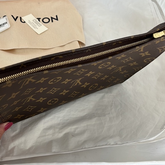 Louis Vuitton Monogram Toiletry 26 - Picture 9 of 11